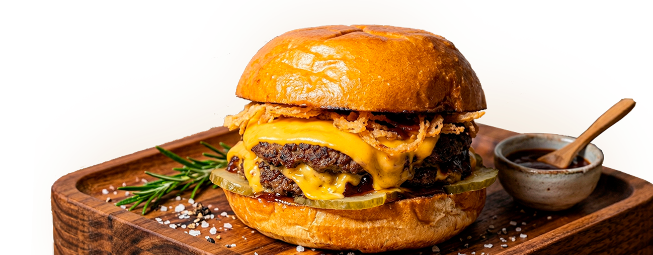 Hamburguesa con queso fundido sobre tabla de madera